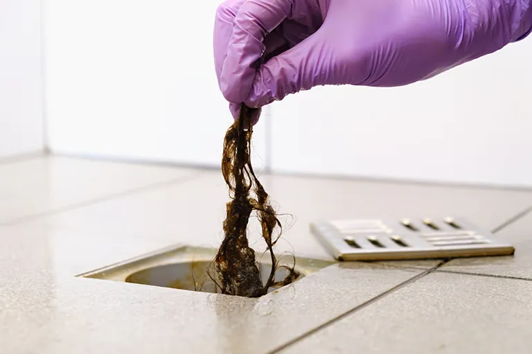 Dusche verstopft – Was tun? Ursachen, Hausmittel & Profi-Tipps